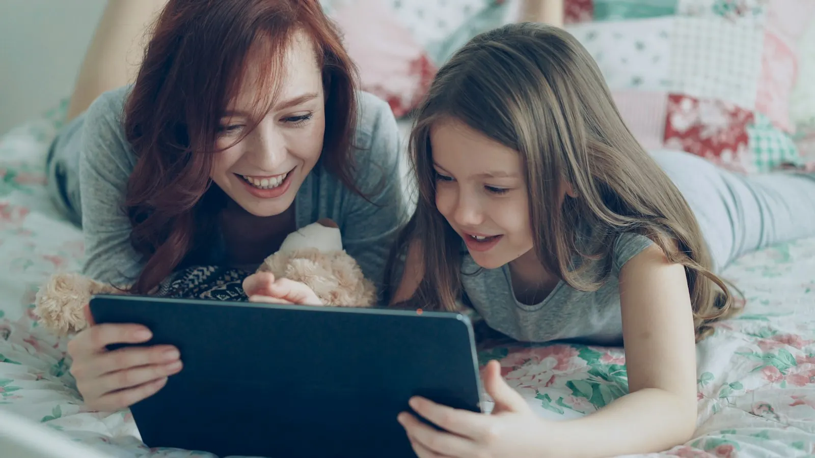 Mama s dcérou pozerajú video na tablete